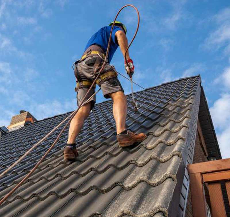 Peinture hydrofuge toiture - KING ROOF SRL : nettoyage démoussage toiture et protection anti-mousse. Revêtement peinture résine hydrofuge coloré en Belgique : Région Flamande, Wallonne, Bruxelles 